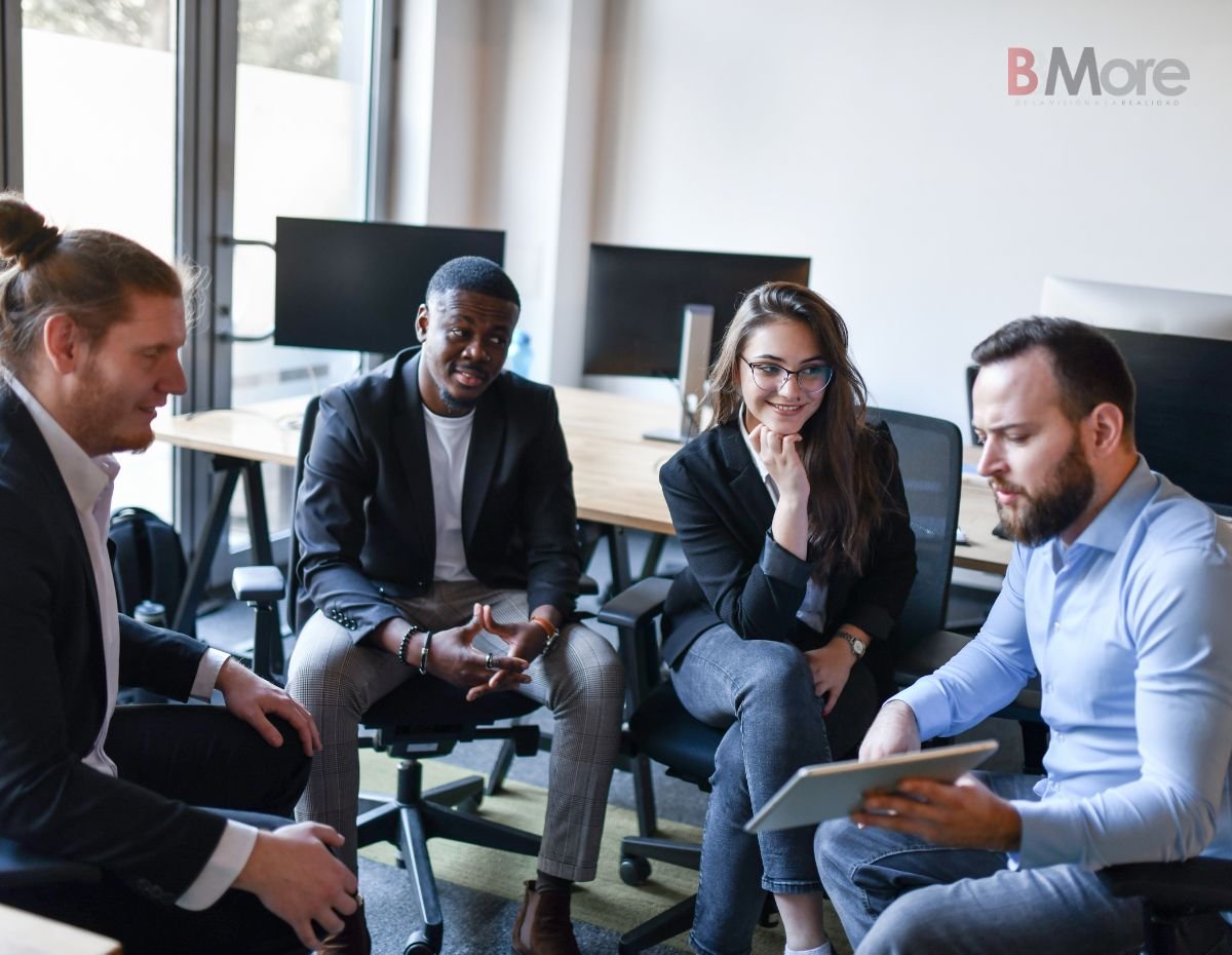Mesa de junta directiva de BMore en sesión de trabajo